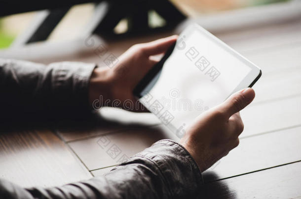 在触控板上检查电子邮件，在咖啡馆使用数字平板电脑关闭双手