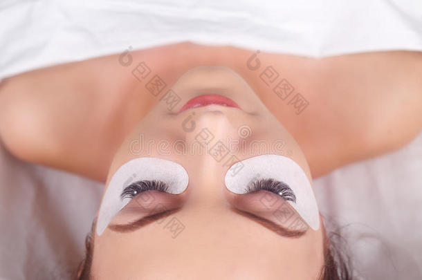 睫毛延伸程序。 长睫毛的女人眼睛。 睫毛上有莱茵石。 睫毛，特写，宏