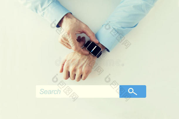 手与互联网浏览器搜索智能手表