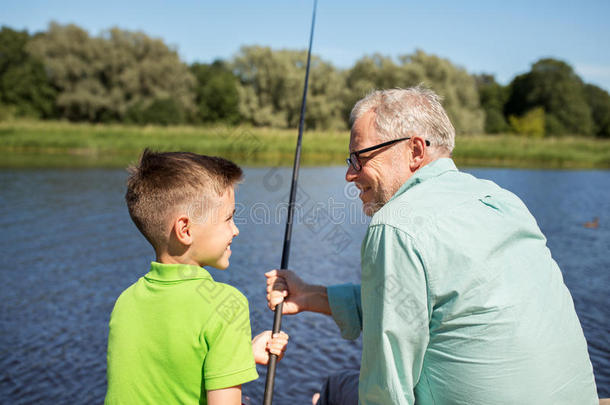 祖父和孙子在河边钓鱼