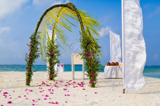 惊人的海滩<strong>婚礼</strong>地点在马尔代夫，夏<strong>季</strong>旅行<strong>婚礼</strong>的概念。