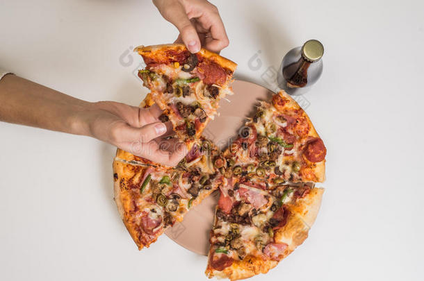 女人的手和披萨在盘子里