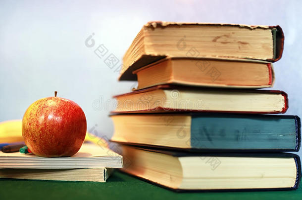 乡村<strong>效果照片</strong>教育书堆苹果笔
