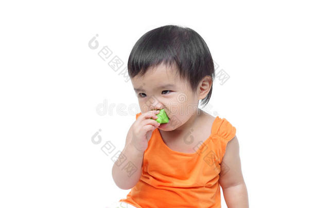 婴儿吞咽或吃小东西