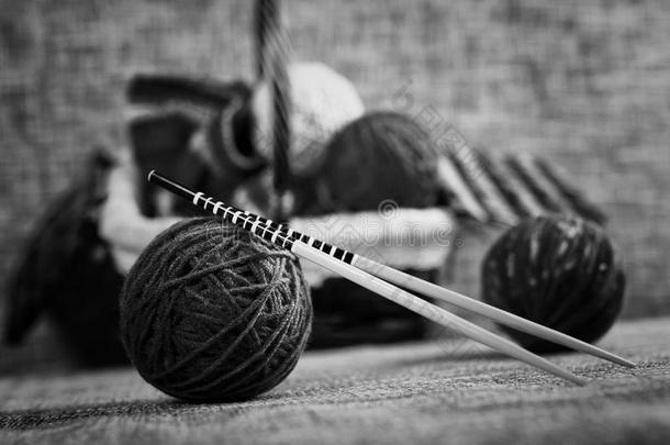 刺绣毛球和针织针