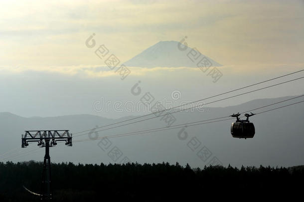 缆车上富士山日本，天空；富士山；背景