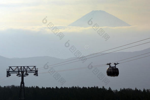 缆车上富士山日本，天空；富士山；背景