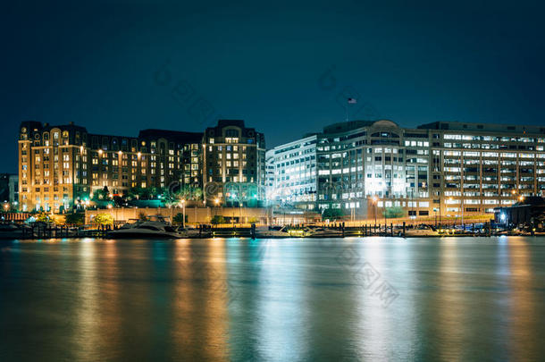 夜间沿华盛顿海滨的建筑物，在华盛顿特区。