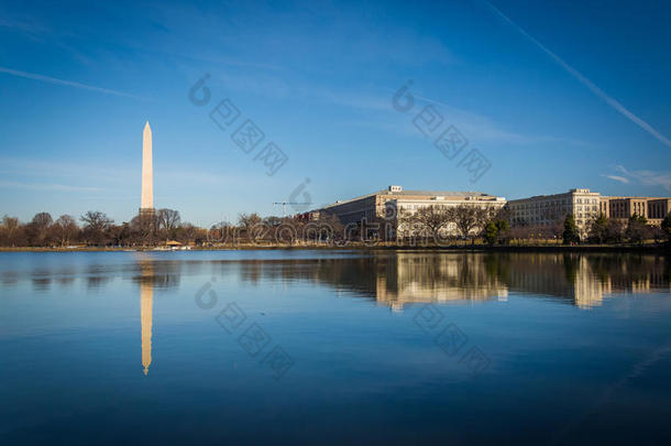 华盛顿纪念碑倒映在潮汐盆地，华盛顿特区。