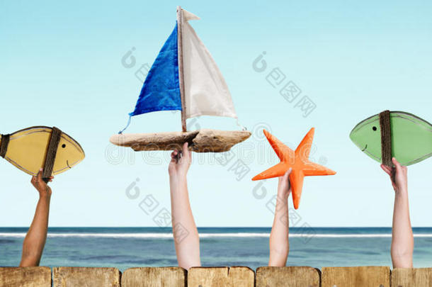 鱼帆船海星椰子浮标海洋概念