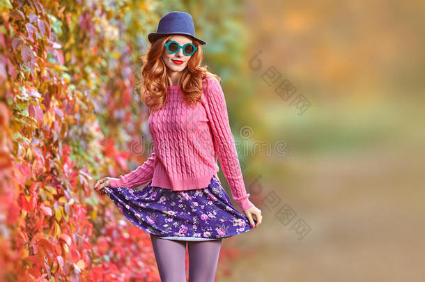 秋季时尚。 女孩时尚的秋装。 户外
