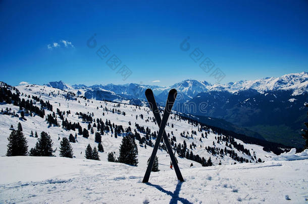 在冬季度假胜地穿过滑雪板