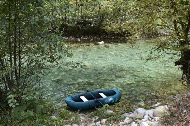 一艘皮划艇在沃洛马蒂斯河里