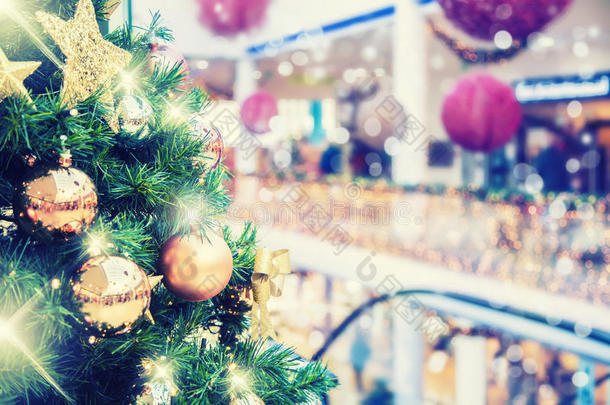 圣诞树与黄金装饰在购物中心。