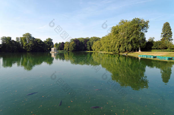 枫丹白露城堡花园里的卡普斯池塘
