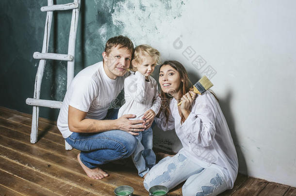 家庭，快乐的女儿和爸爸妈妈一起做家庭修复，油漆