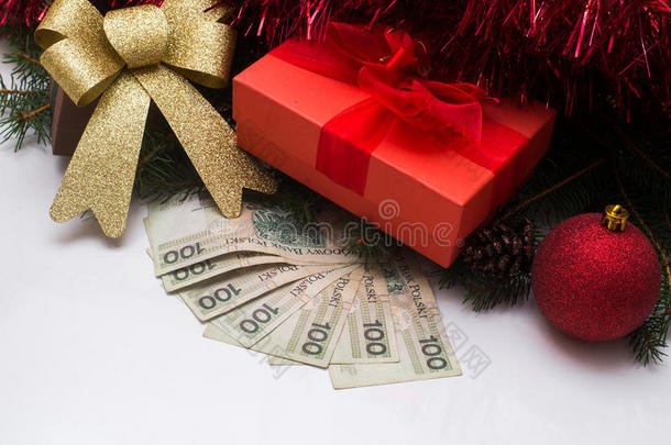 圣诞礼品盒与波兰PLN钱在白色背景