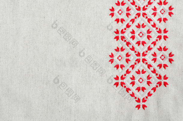 亚麻上红色和白色棉线的刺绣设计。 带有刺绣的圣诞节背景。