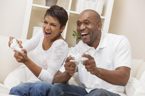 非裔美国人夫妇玩<strong>电子游戏</strong>机游戏玩得很开心