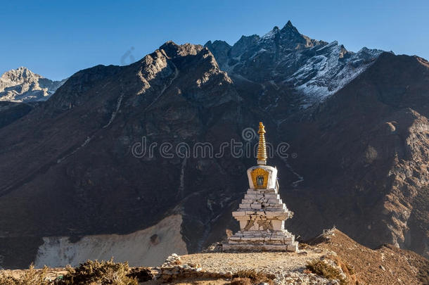 佛教佛塔在塔姆村与高岩石。