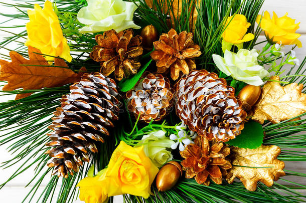 圣诞背景，<strong>金色</strong>装饰的松果和<strong>丝绸</strong>