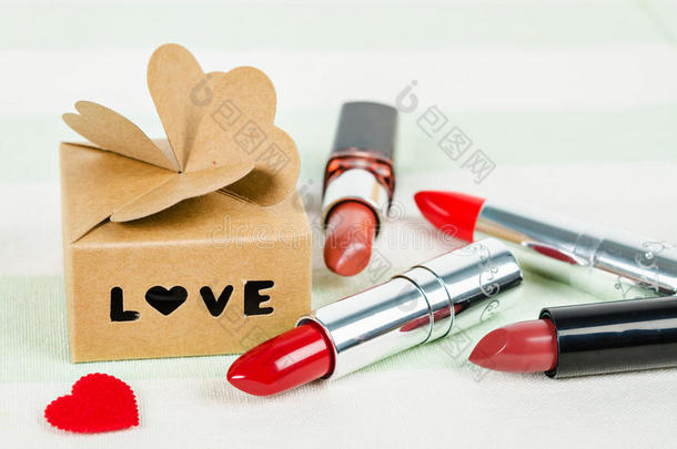 美丽的豪华红色口红与爱盒礼物。