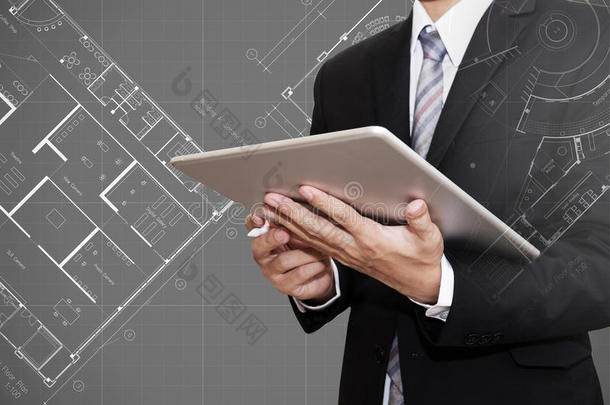 商人从事数字平板电脑与建筑蓝图计划绘图背景，建筑师，房地产业务