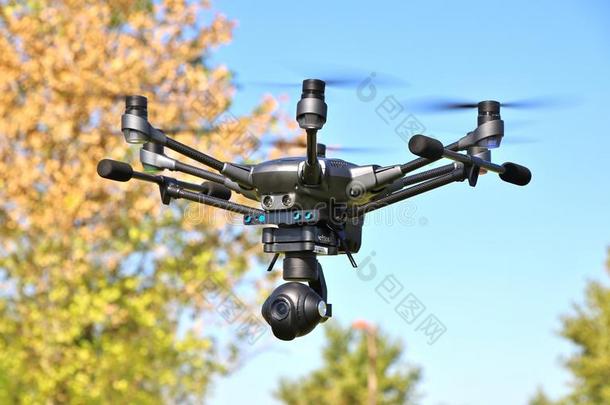 无人机在飞行-专业高科技相机无人机/无人机