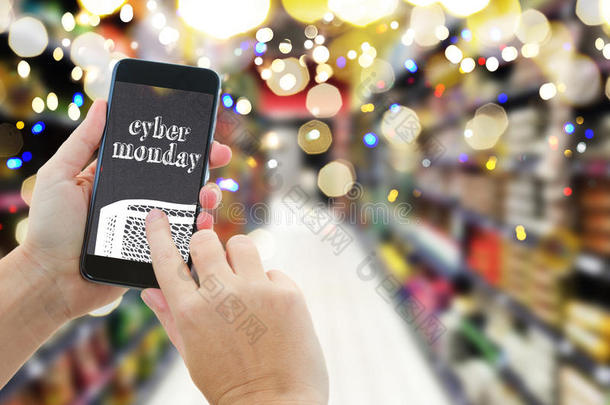 手握现代智能手机在超市