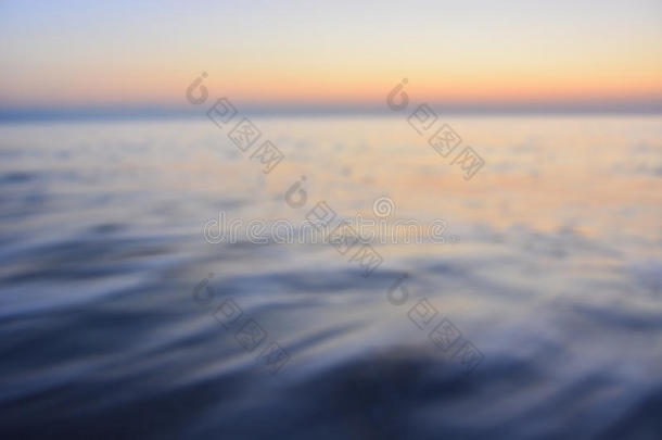 模糊的水背景与涟漪的海洋水面纹理。 柔和的焦点