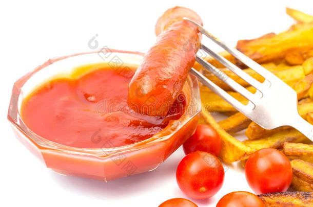 <strong>快餐</strong>，部分炸薯条，<strong>番茄酱</strong>，樱桃番茄，烤香肠在白色背景上隔离。