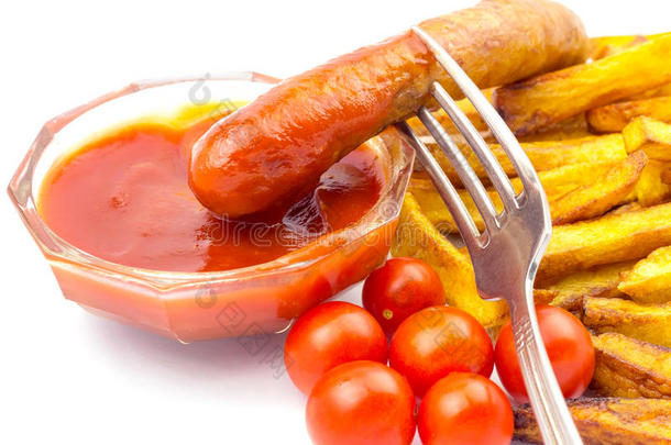 快餐，部分炸薯条，番茄酱，樱桃番茄，烤香肠在白色背景上隔离。