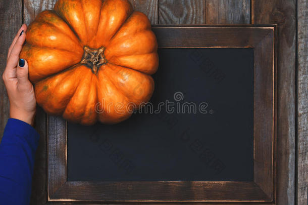 深色和<strong>冷色</strong>调的秋季南瓜背景在涂布板上。