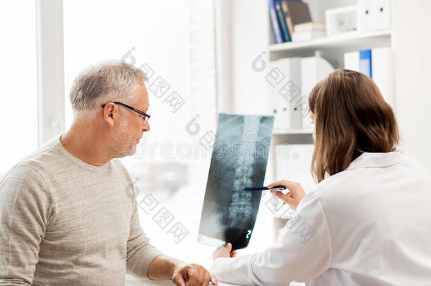 有脊柱X光的医生和医院的老人