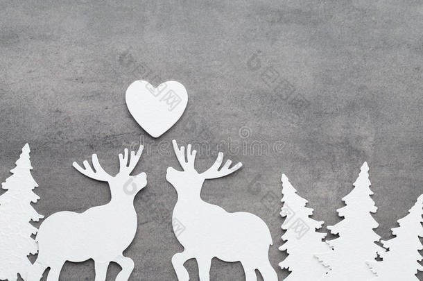 圣诞背景。 灰色背景上的白色树木装饰。 鹿。 云杉。 明星。 天使。
