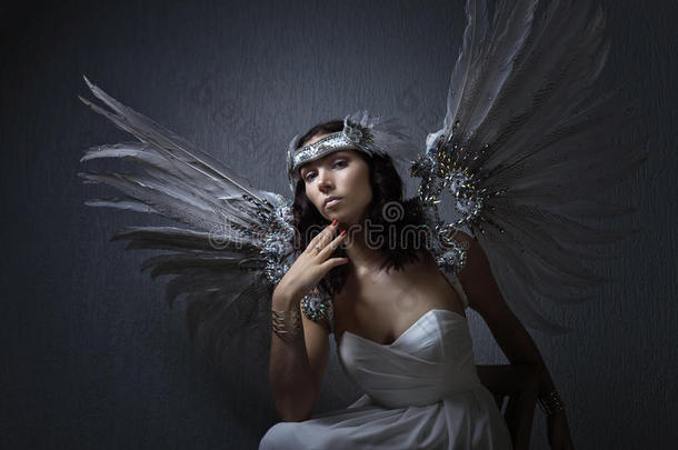 穿着白色连衣裙，有天使翅膀的漂亮女人