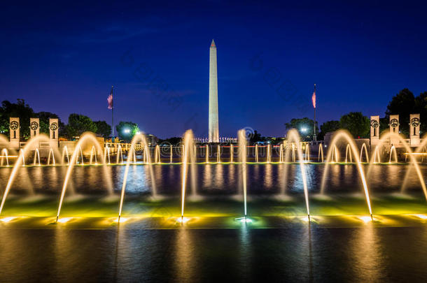 喷泉在国家二战纪念馆和<strong>华盛顿</strong>纪念碑在晚上，在国家购物中心，在<strong>华盛顿</strong>特区。