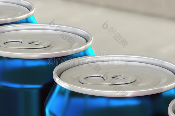 碳酸<strong>饮料</strong>或啤酒<strong>生产</strong>线。 工业输送机上的蓝色铝罐。 回收生态包装