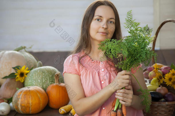 种植者收获丰富的蔬菜，漂亮的女孩园丁收获巨<strong>大</strong>的<strong>感恩节</strong>