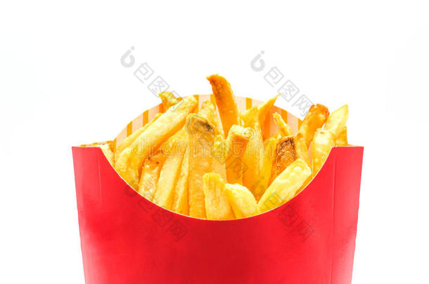 在白色背景上隔离的红色纸盒中的炸薯条土豆。