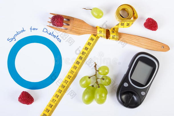 血糖仪，<strong>世界糖尿病日</strong>的象征，新鲜水果与厘米