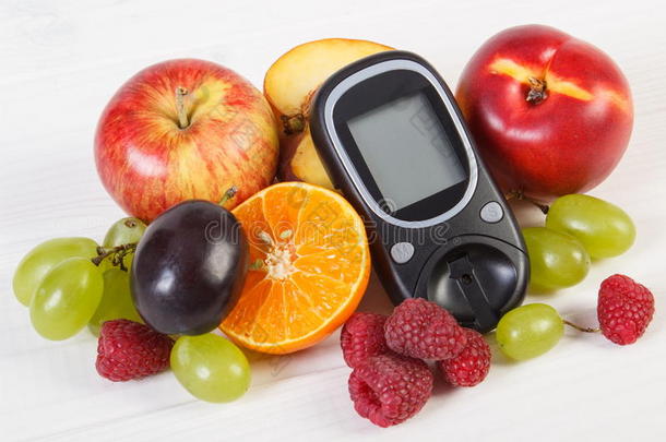 <strong>血糖</strong>仪和新鲜水果，糖尿病和健康营养