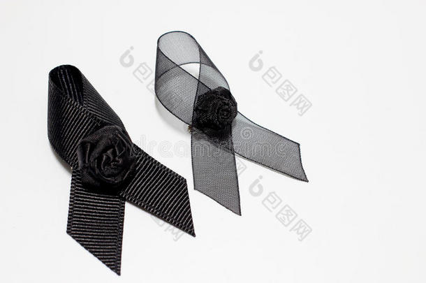 黑色丝带；装饰黑色丝带手为白色背景上孤立的悲伤表情做艺术设计。