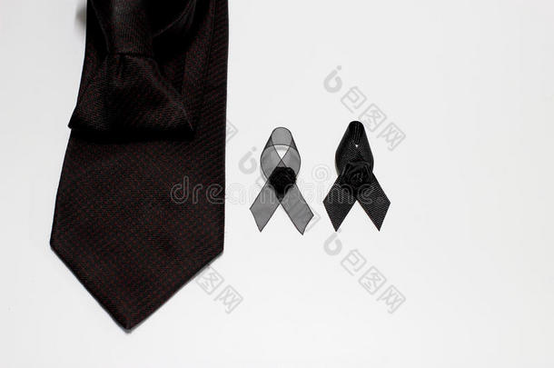 黑色<strong>丝带</strong>和黑色领带；装饰黑色<strong>丝带</strong>手做艺术设计，以悲伤的表情隔离在<strong>白色</strong>上
