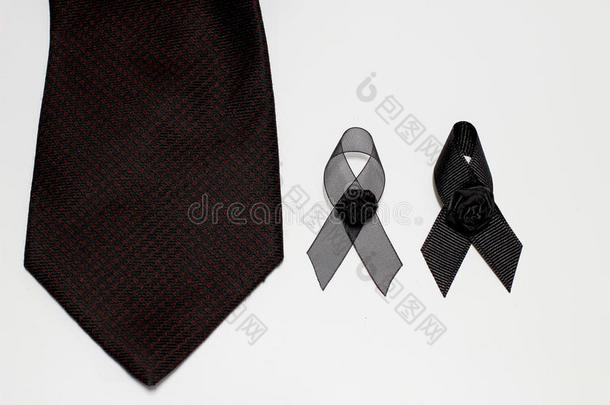 黑色丝带和黑色领带；装饰黑色丝带手做艺术设计，以悲伤的表情隔离在白色上