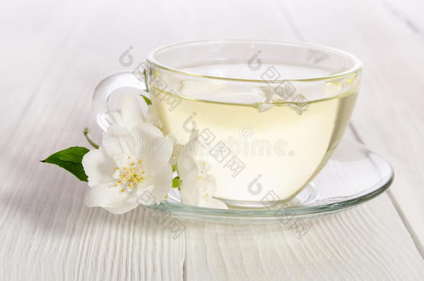 木制背景上有茉莉<strong>花</strong>的<strong>玻璃</strong>杯茶