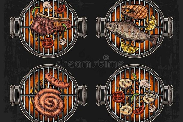烧烤烤架顶部景观与木炭，蘑菇，番茄，胡椒，香肠，柠檬，鱼和牛排。 食物餐厅菜单