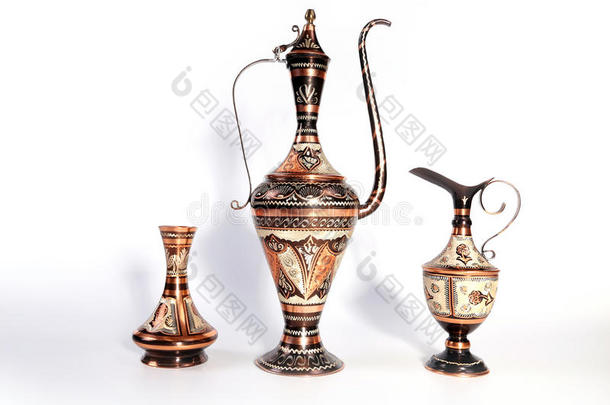 铜壶，白色背景上有传统的阿拉伯装饰品