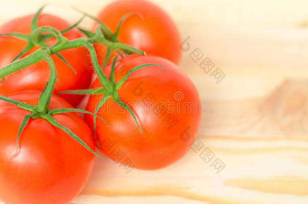 木材背景<strong>上新</strong>鲜、成熟的西红柿的特写。