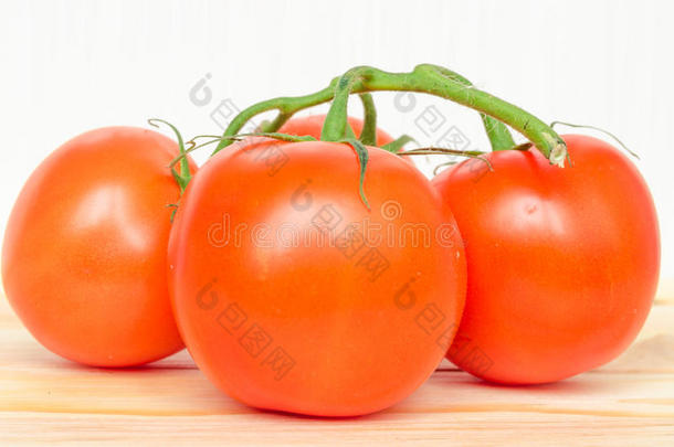 木材背景上新鲜、成熟的西红柿的特写。